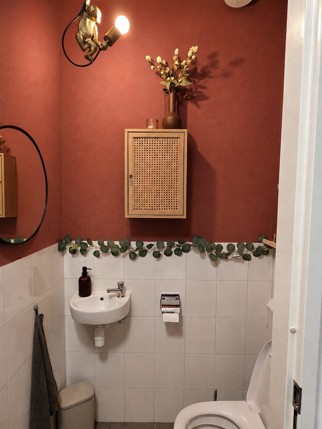 Kleine wc met stijlvolle decoratie