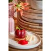 Dessertbordje uit de Ozzu serviesset gestyled met gebak en een bloem