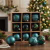 Kerstballen set Groen in een sfeervol interieur