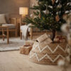 Kerstboomrok Bruin in een sfeervol interieur
