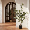 Kunstplant Groen 55×55×120 cm in een sfeervol interieur