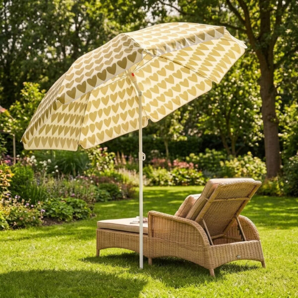 Parasol Heart Bruin in een sfeervol interieur