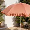 Parasol Perzik in een sfeervol interieur