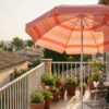 Parasol Stripe Lichtroze in een sfeervol interieur