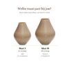 Vaas Lesse metallic pastelzand: maat S 24 cm hoog, maat M 28 cm hoog, naast elkaar op schaal
