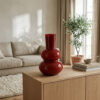 Vaas Lindi Elite Bordeaux in een sfeervol interieur