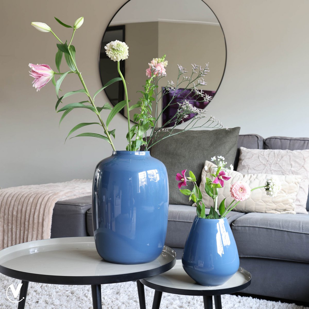 Vaas Artic donker blauwgrijs met bloemen in een woonkamer
