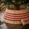 Kerstboomrok Gevlochten Beige Ø60 cm in een sfeervol interieur