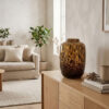 Vaas Artic Old Gold Cheetah in een sfeervol interieur