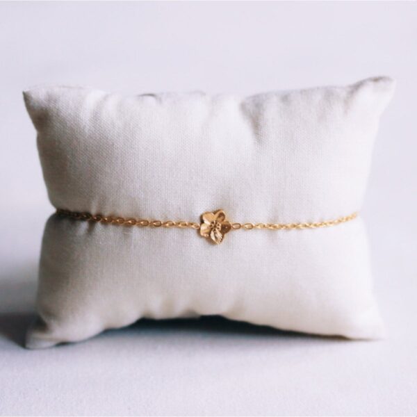 Fijne stalen armband met een kleine bloem