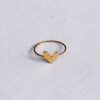 Minimalistische ring met hartje in goud