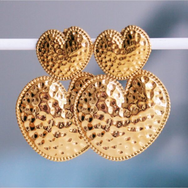 Statement oorbellen met hartmotief in goud