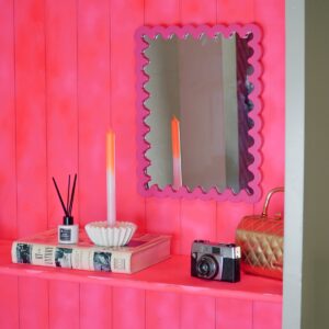 Grote Spiegel Wavey Neonroze – 33 x 43 cm