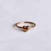 Minimalistische ring met bolvormig hart in goud