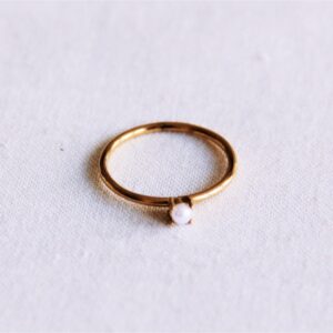 Minimalistische ring met mini parel – goud