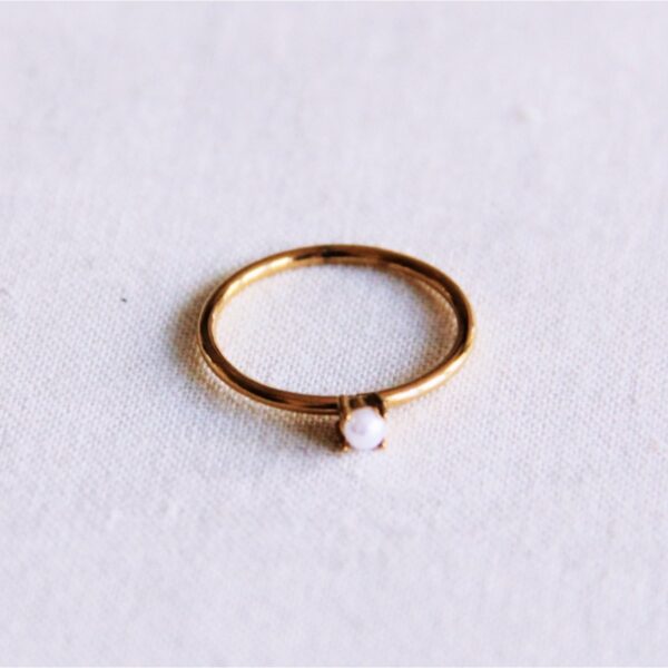 Minimalistische ring met mini parel in goud