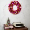 Kerstkrans kerstballen roze oranje – sfeerfoto