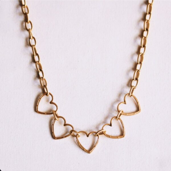 Ketting met gekoppelde hartjes in goud