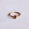 Minimalistische ring met kristalsteen in fuchsia