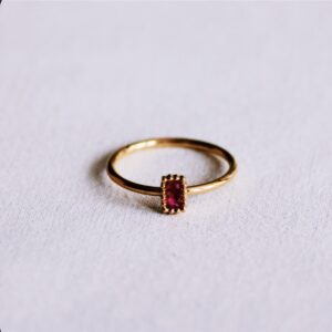 Minimalistische ring met kristalsteen – fuchsia