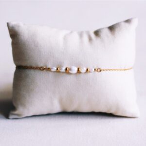 Fijne armband met kleine parels en goudkleurige details