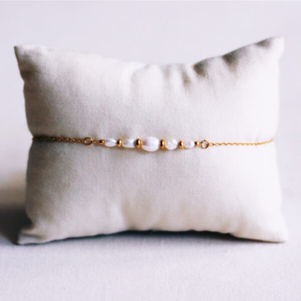 Fijne armband met kleine parels en goudkleurige details
