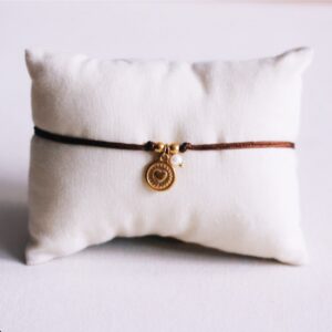 Satijnen armband met munt en parel – bruin