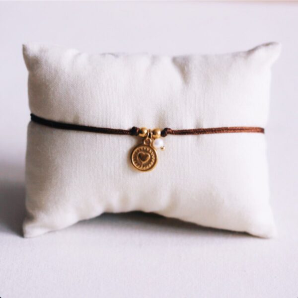 Satijnen armband met munt en parel in bruin