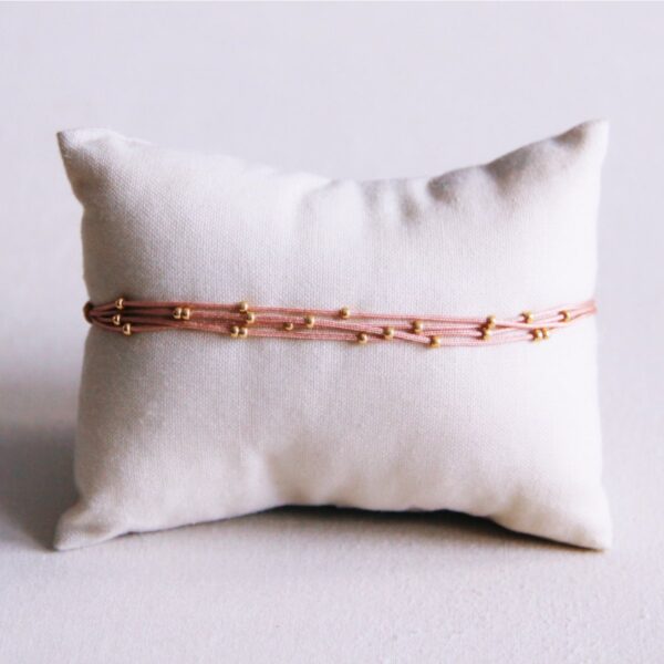 Viervoudige satijnen armband met kralen – oud roze – foto 2