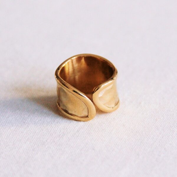 Gedeukte ring goud