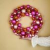 Kerstkrans kerstballen roze oranje – foto 4