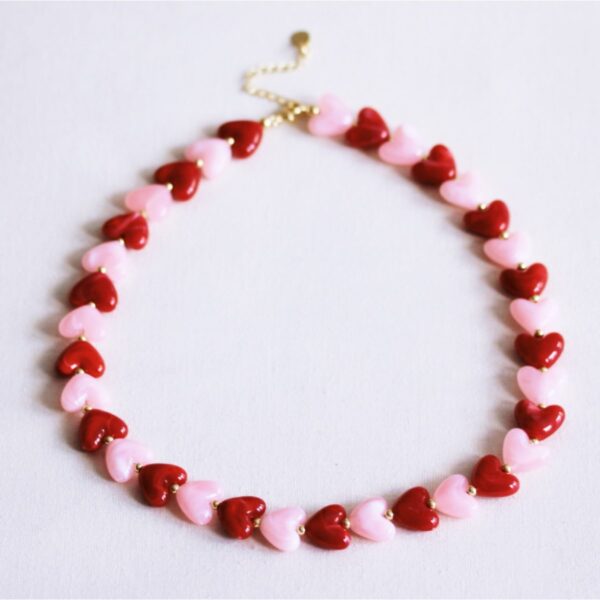 Hartjes kralenketting met roze en rode hartjes van hars