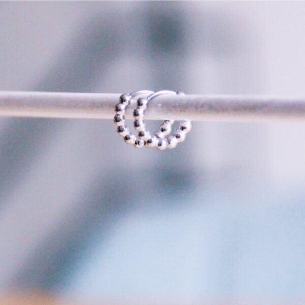 Oorringen van 10 mm met balletjes in zilver