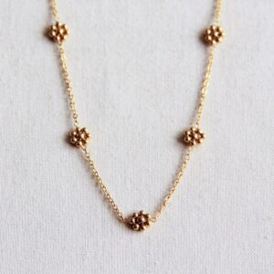 Ketting met fijne madeliefjesbloemen – goud