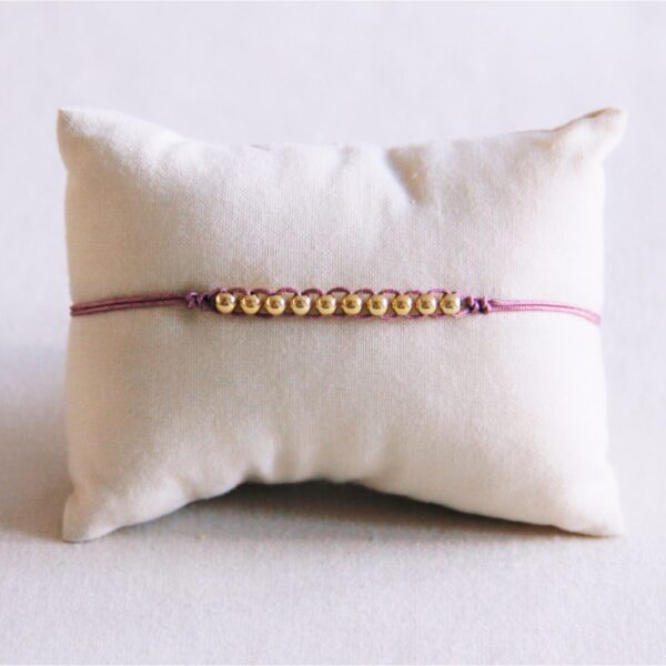 Satijnen armband met goudkleurige kralen in lila