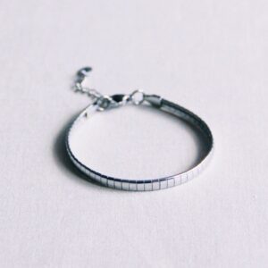 Platte armband gestreept – zilver
