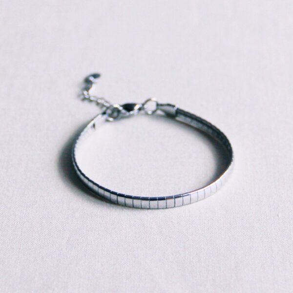 Platte armband gestreept in zilver