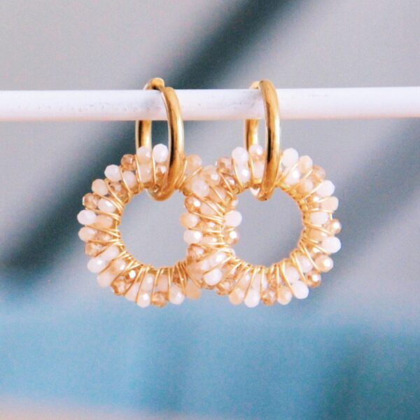 Oorbellen met ronde facethanger in nude tinten