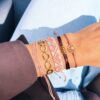 Satijnen armband met ringen – donkerbruin/goud – foto 3