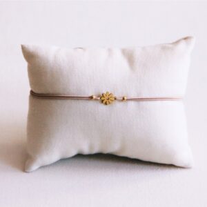 Elastische armband met minibloem – taupe