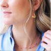 Brede oorringen met hart, D-ketting en facetten – koraal/nude – foto 2