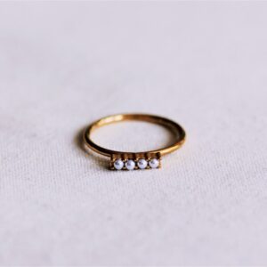 Minimalistische ring met parelstaafje