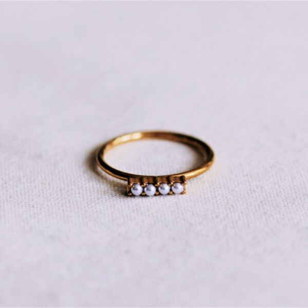 Minimalistische ring met parelstaafje