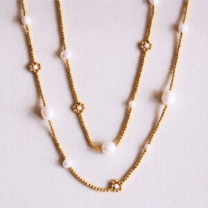 Lange kralenketting met parels en madeliefjebloemen