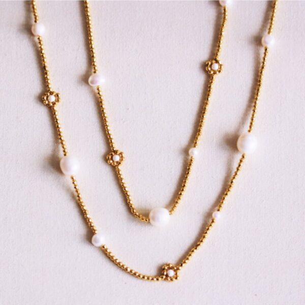 Lange kralenketting met parels en madeliefjebloemen