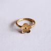 Minimalistische ring met een kleine bloem