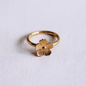 Minimalistische ring met een kleine bloem