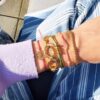 Satijnen armband met goudkleurige kralen – lila – foto 2