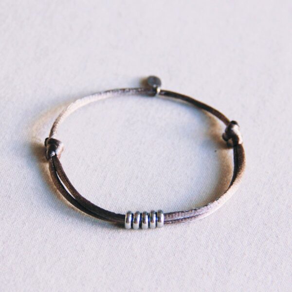 Satijnen armband met ringen in taupe en zilver