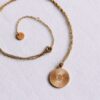 Fijne ketting met ronde fantasiebedel in goud
